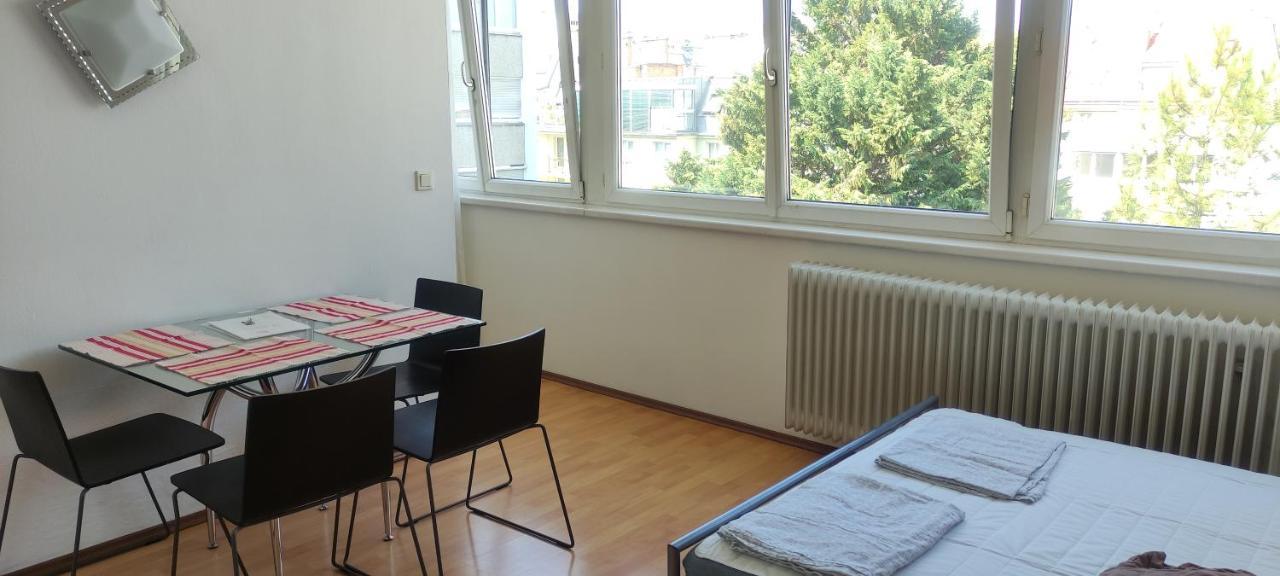 Affordable Studio Near City Center ウィーン エクステリア 写真