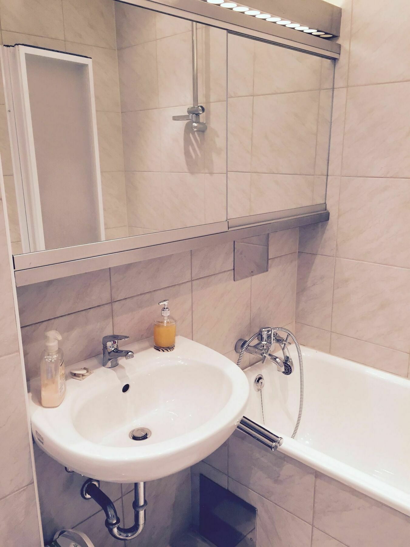 Affordable Studio Near City Center ウィーン エクステリア 写真